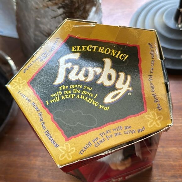 SPECIAL 1999 LIMITED EDITION RARE MISPRINT BOX GRADUATION FURBY #70-886 - Picture 3 of 6